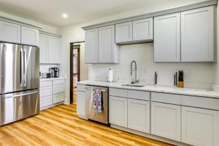 4 Mi to Fenway Park Pet-Friendly Dorchester Apt! - 5