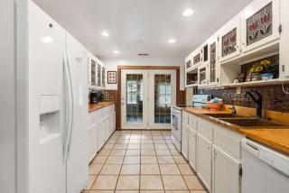 The Cozy Cottage Getaway - Private Pool & Hot Tub - 4