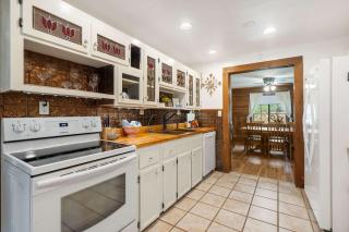 The Cozy Cottage Getaway - Private Pool & Hot Tub - 3
