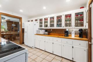 The Cozy Cottage Getaway - Private Pool & Hot Tub - 2