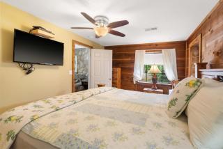 The Cozy Cottage Getaway - Private Pool & Hot Tub - Kirbyville - 1