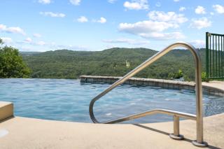 Stone Cliff Relaxation with Resort Amenities - Branson - 0