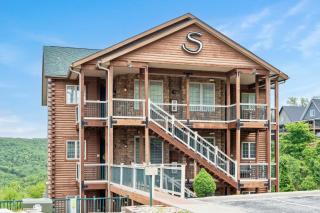 Stone Cliff Relaxation with Resort Amenities - Branson - 3