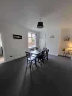 Relaxing Seaside Stay 3-Bed Home Minutes from Hythe Beach - Hythe - 9