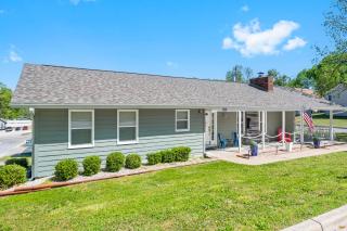 Branson Downtown Beauty - 4 BDR Home Sleeps 15 - 0