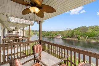 Peaceful Lakeview Escape - For 6 - 9