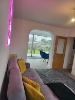 Stunning 4-Bed Beachfront Home Sea Views in Dymchurch - 6