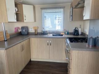 Seaside 2-Bed Caravan Retreat - Sleeps 6 & Parking - Prestatyn - 3