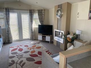 Seaside 2-Bed Caravan Retreat - Sleeps 6 & Parking - Prestatyn - 9