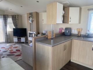 Seaside 2-Bed Caravan Retreat - Sleeps 6 & Parking - Prestatyn - 8
