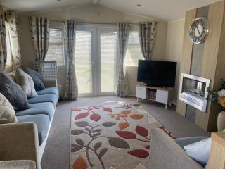 Seaside 2-Bed Caravan Retreat - Sleeps 6 & Parking - Prestatyn - 7