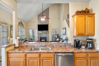 Honey Bee Inn with Communal Amenities & More - Branson West - 1