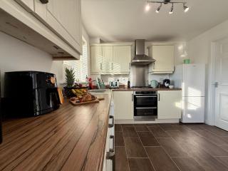 Spacious Birstall Meadow House, Family, 5-BDR, Sleeps Upto 13, Garden, Patio, Garage, WIFI, Free Parking - Thurcaston - 1