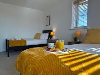 Spacious 5-Bed Home in Birstall - Sleeps 13 - Free Parking- WiFi - Patio - Garden - Meadow Views - Thurcaston - 0