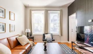 Cozy 2 BR 1 BA Flat Just 10 Mins from Downtown - Chicago - 0