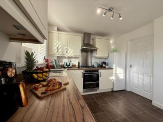 Spacious Birstall Meadow House, Family, 5-BDR, Sleeps Upto 13, Garden, Patio, Garage, WIFI, Free Parking - Thurcaston - 9