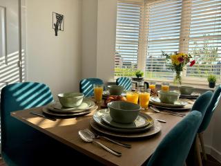 Spacious Birstall Meadow House, Family, 5-BDR, Free Parking, WIFI, Garage, Patio, Garden, Sleeps Upto 13 - Thurcaston - 3