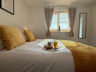 Spacious Birstall Meadow House, Family, 5-BDR, Sleeps Upto 13, Garden, Patio, Garage, WIFI, Free Parking - Thurcaston - 2