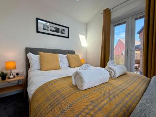 Modern 5-Bed Family Home in Birstall Sleeps 13, Free Parking, WiFi, Patio, Garden, Garage, Meadow Views - 8