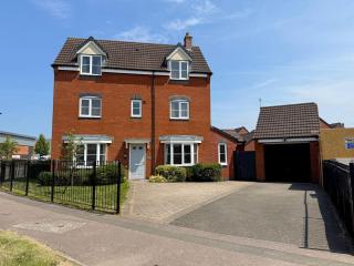 Spacious Birstall Meadow House, Family, 5-BDR, Sleeps Upto 13, Garden, Patio, Garage, WIFI, Free Parking - Thurcaston - 3