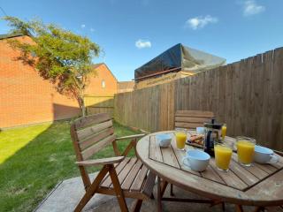 Spacious Birstall Meadow House, Family, 5-BDR, Sleeps Upto 13, Garden, Patio, Garage, WIFI, Free Parking - Thurcaston - 6