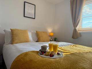 Spacious Birstall Meadow House, Family, Sleeps Upto 13, 5-BDR, Free Parking, WIFI, Garage, Patio, Garden - Thurcaston - 2