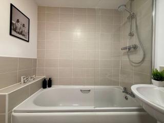 Spacious 5-Bed Home in Birstall - Sleeps 13 - Free Parking- WiFi - Patio - Garden - Meadow Views - 5