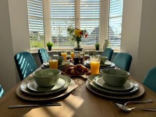 Spacious Birstall Meadow House, Family, 5-BDR, Sleeps Upto 13, Garden, Patio, Garage, WIFI, Free Parking - Thurcaston - 7
