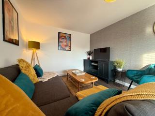 Spacious Birstall Meadow House, Family, 5-BDR, Sleeps Upto 13, Garden, Patio, Garage, WIFI, Free Parking - Thurcaston - 8