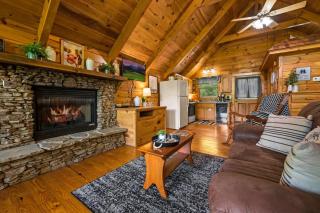 Private Studio Log Cabin Hot Tub Fireplace Relax - 3