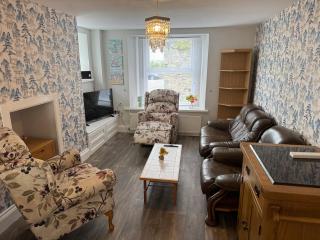 Spacious, sleeps 7, two baths, central Saltash - Saltash - 0