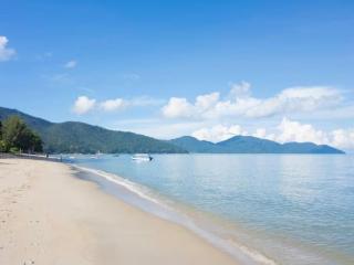 FERRINGHI RESORT 5-BEDROOM with POOL, BBQ SET, WiFi, Netflix & WALK to BEACH - Batu Ferringhi - 9