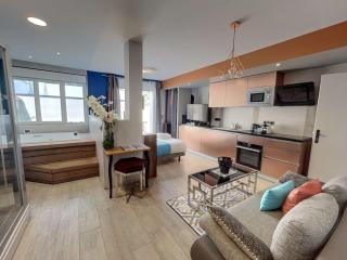 Suite Spa avec Terrasse Privée – Jacuzzi, Sauna Cuisine Équipée - 8