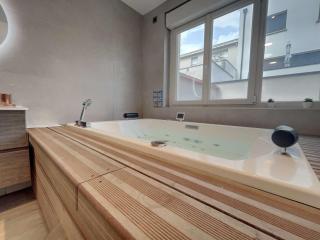 Suite Spa avec Terrasse Privée – Jacuzzi, Sauna Cuisine Équipée - Reims - 6