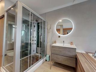Suite Spa avec Terrasse Privée – Jacuzzi, Sauna Cuisine Équipée - 1