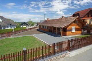 Roubenka u kostela - - 1