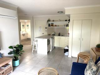 Nautical Stylish Ground Level 1 Bedroom Unit - Noosaville - 2