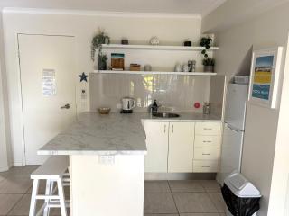 Nautical Stylish Ground Level 1 Bedroom Unit - Noosaville - 3