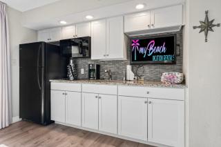 Beachfront Retreat l Pool, Balcony & Stunning Views - Myrtle Beach - 2