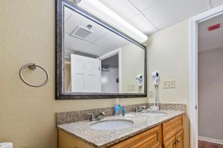 Beachfront Retreat l Pool, Balcony & Stunning Views - Myrtle Beach - 1