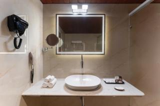 Clarks Inn Suites Hyderabad Airport - Hyderabad - 4