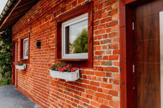 Pod ceglaną ścianą - - 9