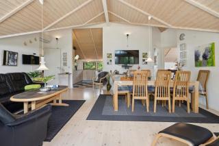 Cosy Summer House With Whirlpool - 3