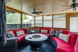 Hot Tub and Outdoor Kitchen Stylish Home in Bryan - Bryan - 0