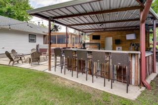 Hot Tub and Outdoor Kitchen Stylish Home in Bryan - Bryan - 9
