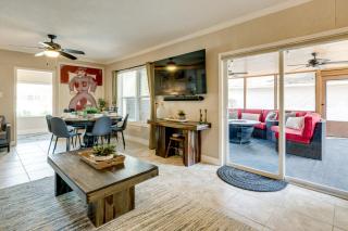 Hot Tub and Outdoor Kitchen Stylish Home in Bryan - Bryan - 7