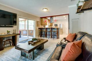 Hot Tub and Outdoor Kitchen Stylish Home in Bryan - Bryan - 6