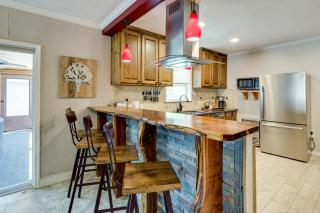 Hot Tub and Outdoor Kitchen Stylish Home in Bryan - Bryan - 2