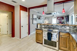 Hot Tub and Outdoor Kitchen Stylish Home in Bryan - Bryan - 1