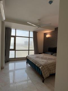 Lux Ocean-Front 2BR Apt in Emaar KHI with AC & WiFi - Karachi - 9